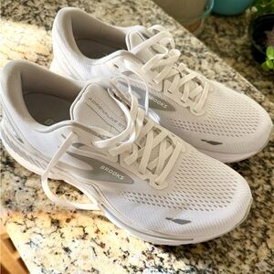 Brooks White Adrenaline GTS 23